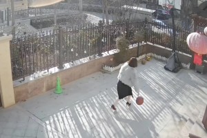 不建议女孩子穿高跟鞋打篮球，因为我不会