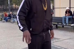 这大个会打球吗？单手抓球倒是挺稳的