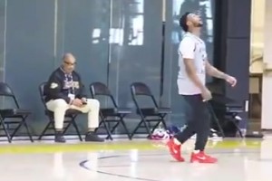 放在足坛身价多少？布朗尼训练中花式头顶&脚踢球，随后上演暴扣